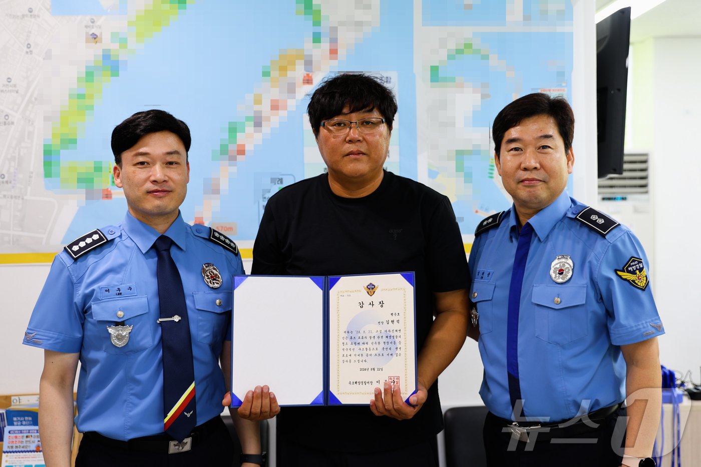 이우수 속초해양경찰서장&#40;사진 왼쪽&#41;이 22일 해상 표류자 구조에 도움을 준 김현석 강원 고성 대진어촌계장에게 감사장을 수여하고 있다. &#40;속초해경 제공&#41; 2024.8.22/뉴스1 ⓒ News1 윤왕근 기자