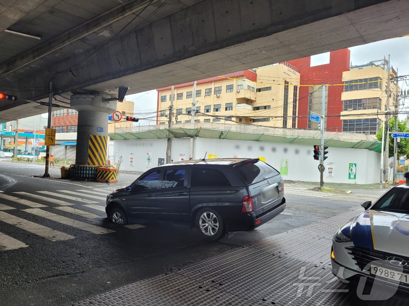 본문 이미지 - 21일 부산 사상구 감전동 차도 싱크홀 차량 빠짐 사고 현장.(사상경찰서 제공)