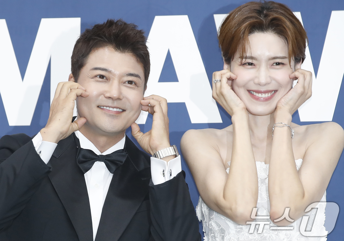 (서울=뉴스1) 권현진 기자 = MC 전현무와 장도연(오른쪽)이 22일 오후 서울 송파구 잠실실내체육관에서 열린 ‘2024 케이 월드 드림 어워즈’(2024 K WORLD DREA …