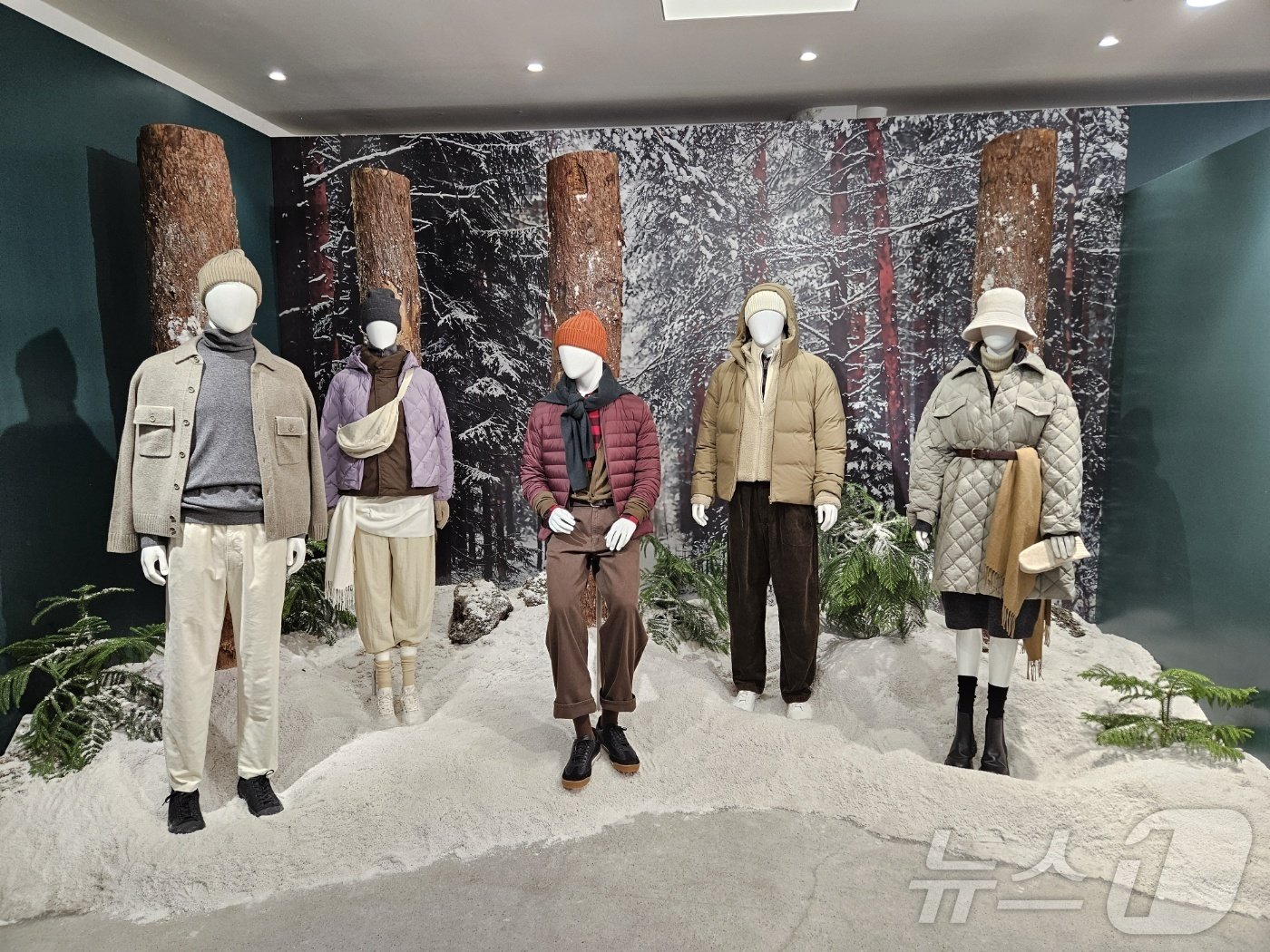 본문 이미지 - 유니클로가 22일 서울 성동구 성수동 일대에서 취재진을 상대로 '24FW 프리뷰'를 진행했다.ⓒ 뉴스1/김진희 기자.