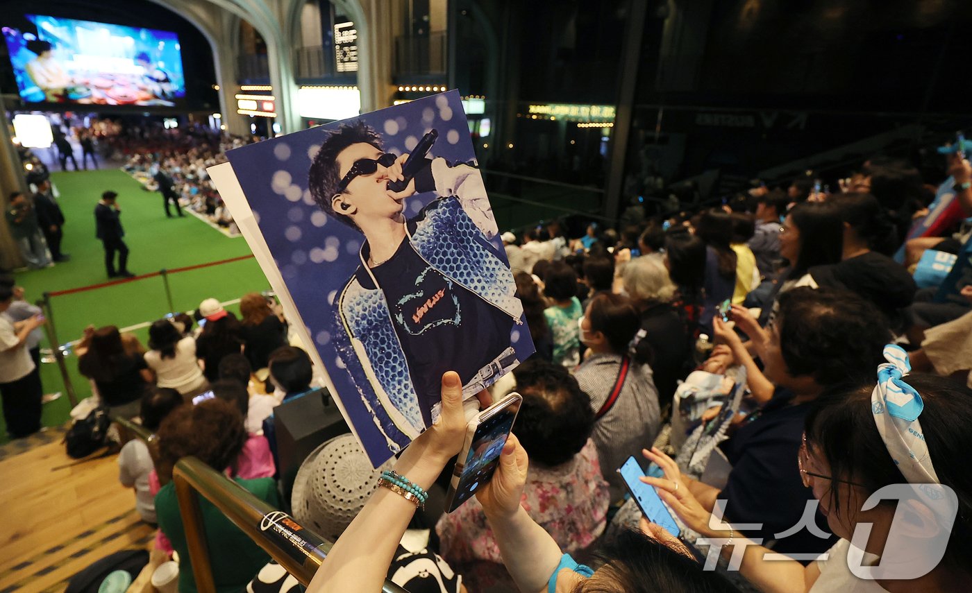 본문 이미지 - 22일 오후 서울 CGV 용산아이파크몰에서 가수 임영웅의 팬클럽 ‘영웅시대’ 회원들이 ‘임영웅│아임 히어로 더 스타디움’ 시사회를 앞두고 임영웅을 기다리고 있다. 2024.8.22/뉴스1 ⓒ News1 김진환 기자