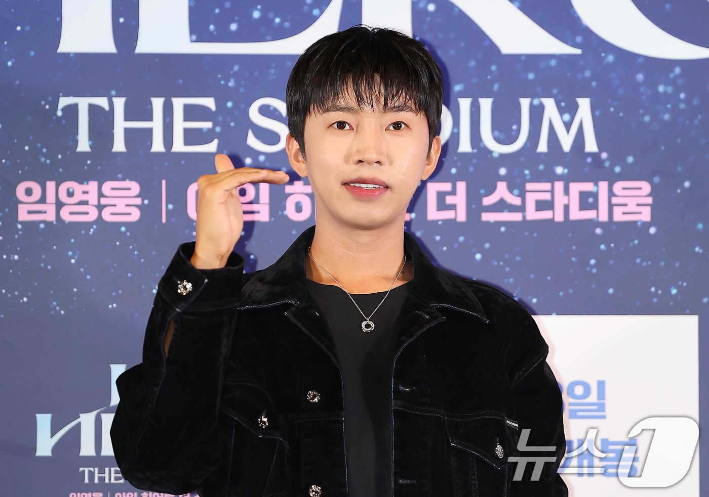 본문 이미지 - 가수 임영웅이 22일 오후 서울 CGV 용산아이파크몰에서 열린 '임영웅│아임 히어로 더 스타디움' 무대인사에 참석해 포즈를 취하고 있다. 임영웅의 지난 5월 서울월드컵경기장 공연 실황과 뒷 이야기를 담은 '임영웅│아임 히어로 더 스타디움'은 오는 28일 CGV에서 단독 개봉한다. 2024.8.22/뉴스1 ⓒ News1 김진환 기자