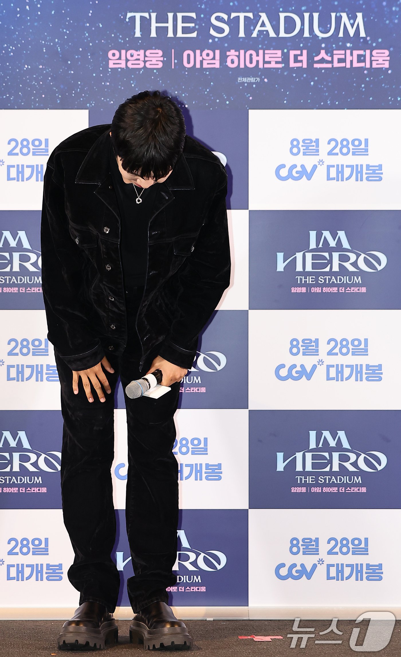 본문 이미지 - 가수 임영웅이 22일 오후 서울 CGV 용산아이파크몰에서 열린 '임영웅│아임 히어로 더 스타디움' 무대인사에 참석해 취재진을 향해 고개 숙여 인사하고 있다. 2024.8.22/뉴스1 ⓒ News1 김진환 기자