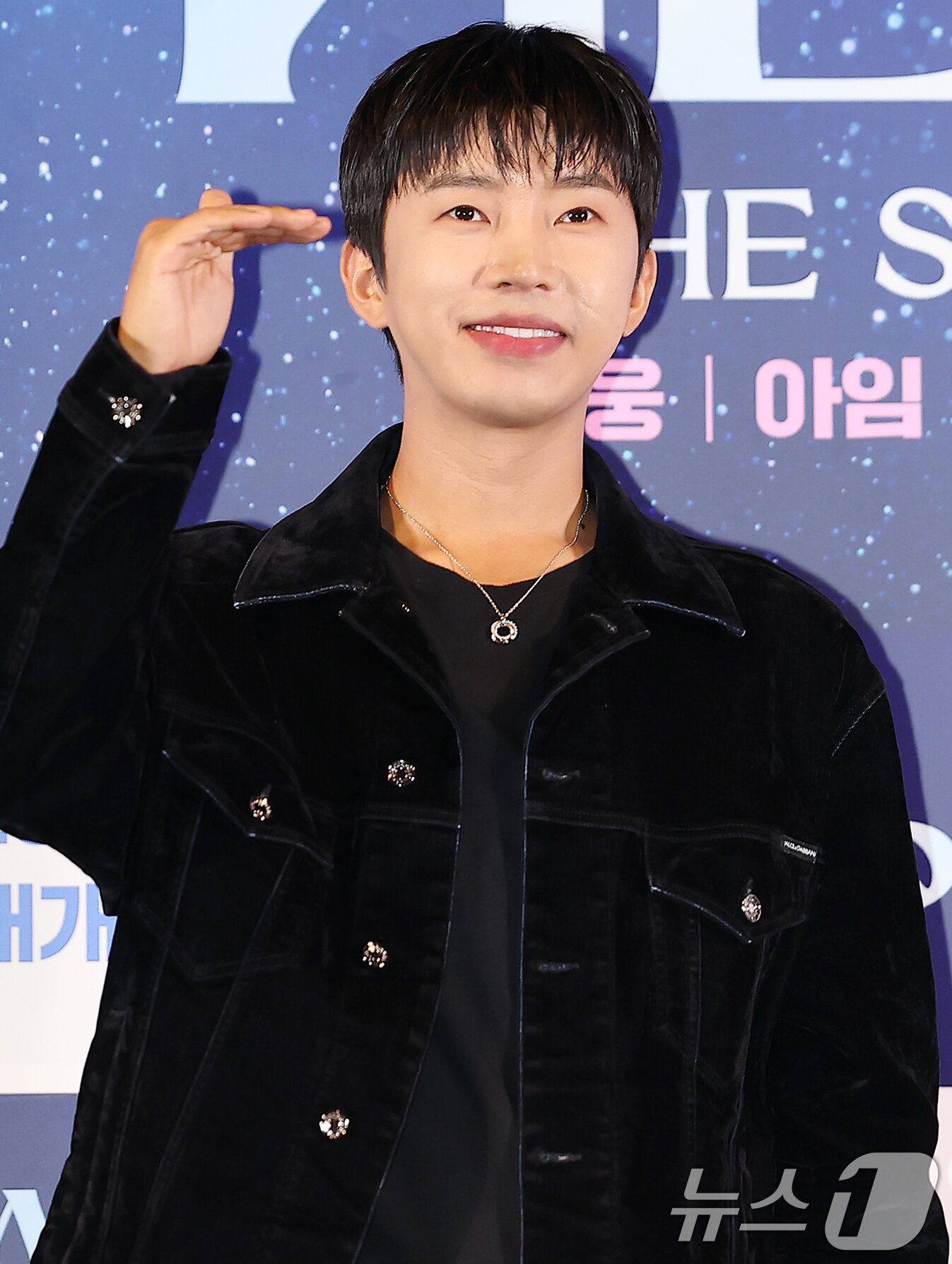 임영웅, 미소에 빠져들어