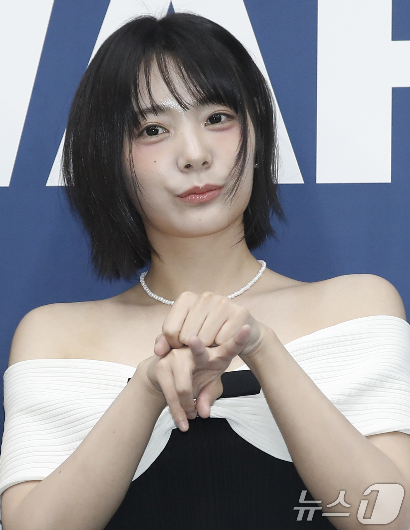 (서울=뉴스1) 권현진 기자 = 그룹 QWER(큐더블유이알)의 시연이 22일 오후 서울 송파구 잠실실내체육관에서 열린 ‘2024 케이 월드 드림 어워즈’(2024 K WORLD D …