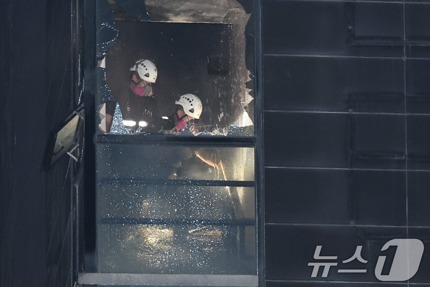 본문 이미지 - 22일 오후 경기 부천시 원미구 중동의 한 숙박업소에서 화재가 발생해 출동한 구조대원들이 실종자 수색작업을 벌이고 있다. 2024.8.22/뉴스1 ⓒ News1 구윤성 기자