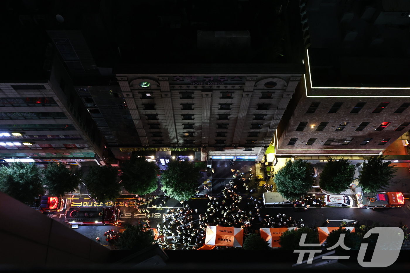 본문 이미지 - 22일 오후 경기 부천시 원미구 중동의 한 숙박업소에서 화재가 발생해 출동한 구조대원들이 실종자 수색작업을 벌이고 있다. 이번 화재로 오후 10시40분 기준 6명이 사망하고 11명이 부상했다.2024.8.22/뉴스1 ⓒ News1 구윤성 기자