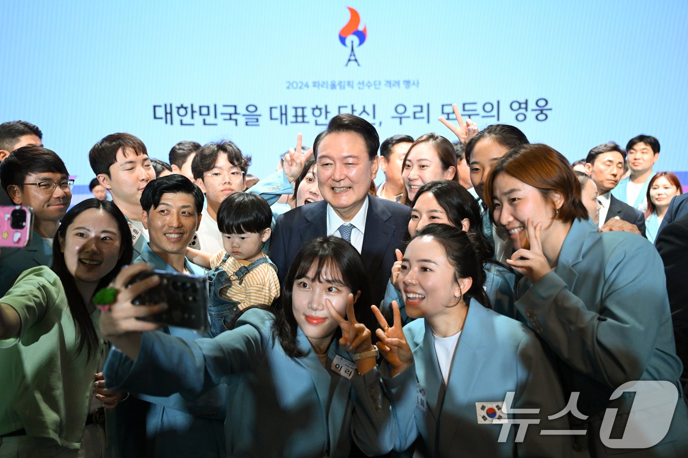 본문 이미지 - 윤석열 대통령이 22일 서울 중구 신라호텔에서 열린 '2024 파리올림픽 선수단 격려 행사'에서 파리 올림픽 선수단 등과 기념촬영을 하고 있다. (대통령실 제공) 2024.8.22/뉴스1 ⓒ News1 송원영 기자