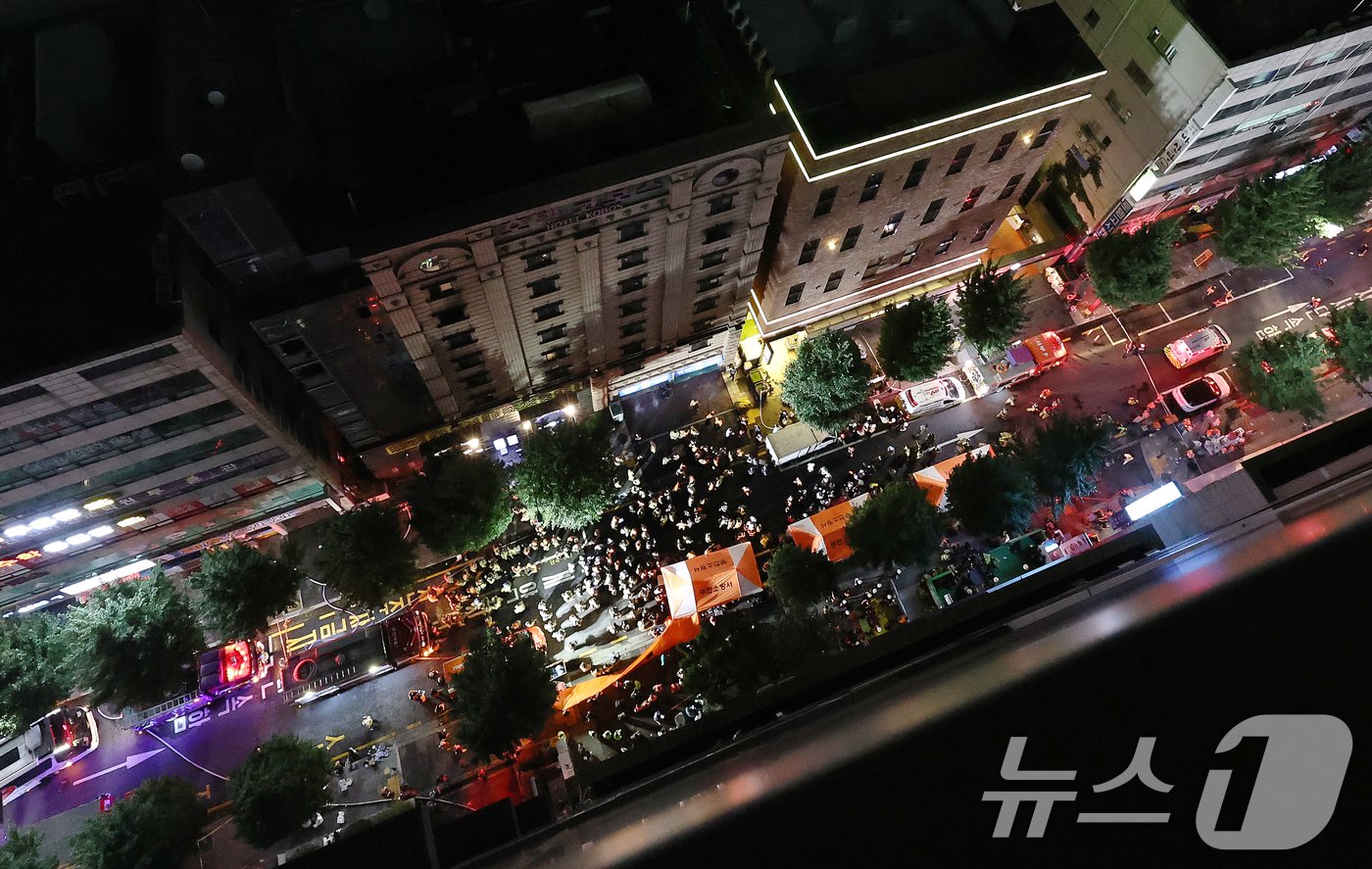 본문 이미지 - 22일 오후 7시39분 경기도 부천시 원미구의 한 숙박업소에서 대형 화재가 발생해 출동한 소방대원들이 실종자 수색작업을 벌이고 있다. 이번 화재로 오후 11시 40분 기준 7명이 사망하고 12명이 중경상을 입었다. 2024.8.22/뉴스1 ⓒ News1 구윤성 기자