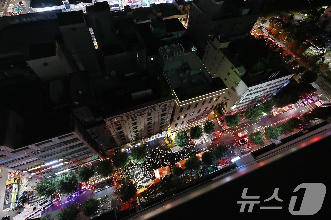 본문 이미지 - 22일 오후 7시39분 경기도 부천시 원미구의 한 숙박업소에서 대형 화재가 발생해 출동한 소방대원들이 실종자 수색작업을 벌이고 있다. 2024.8.22/뉴스1 ⓒ News1 구윤성 기자