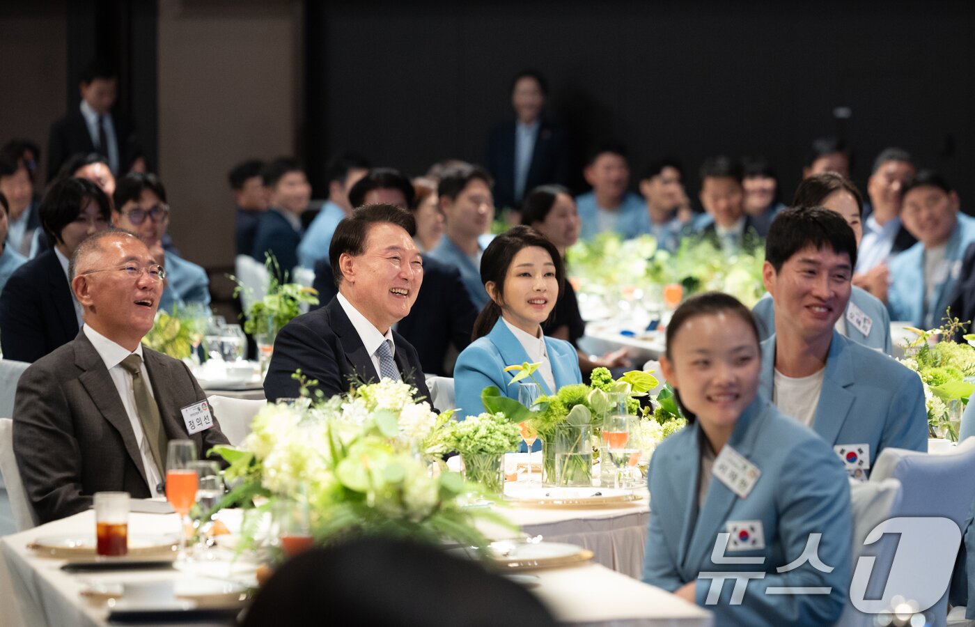 윤석열 대통령과 김건희 여사가 22일 서울 중구 신라호텔에서 열린 &#39;2024 파리올림픽 선수단 격려 행사&#39;에서 선수들의 소감을 듣고 있다. &#40;대통령실 제공&#41; 2024.8.22/뉴스1 ⓒ News1 송원영 기자