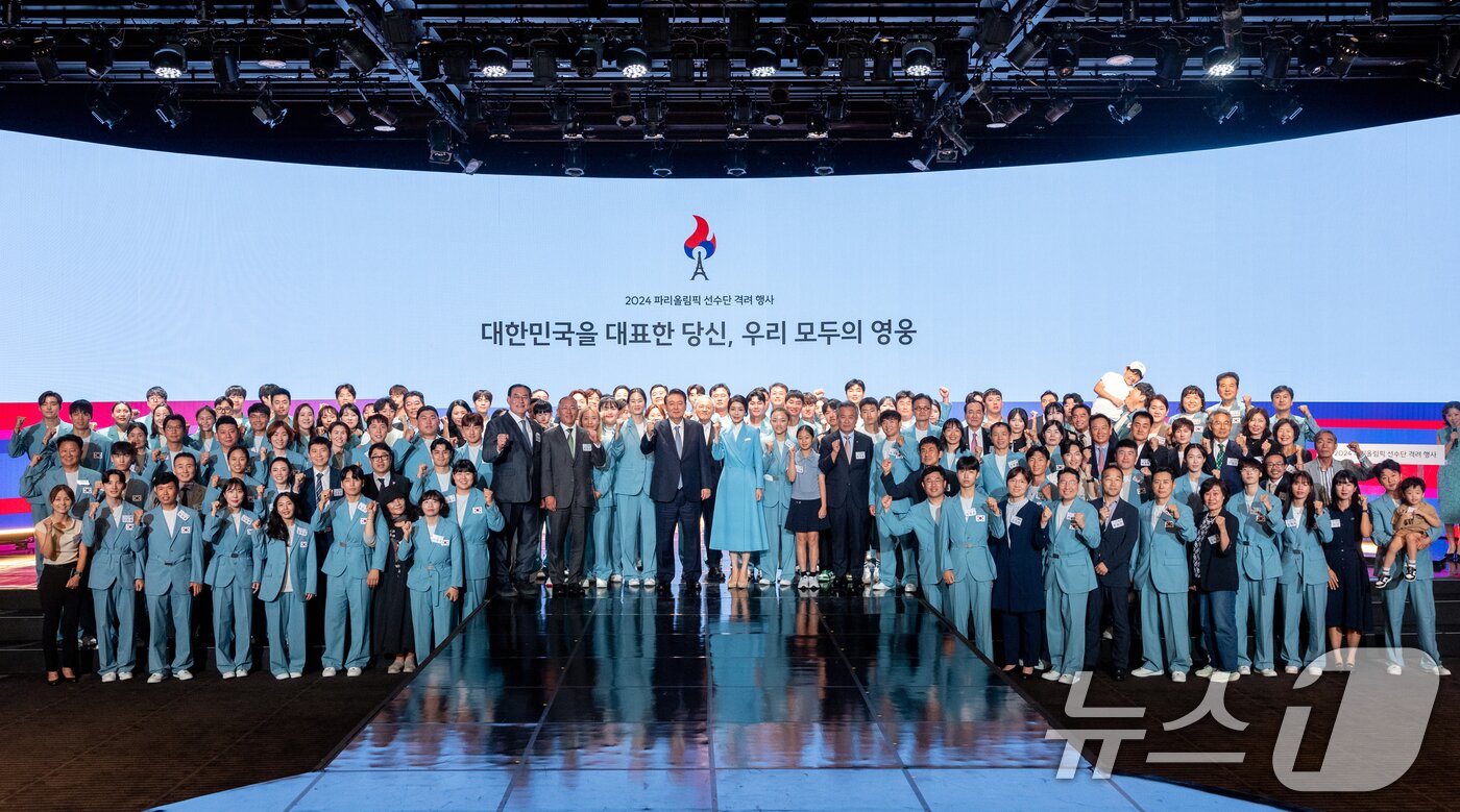 본문 이미지 - 윤석열 대통령과 김건희 여사가 22일 서울 중구 신라호텔에서 열린 &#39;2024 파리올림픽 선수단 격려 행사&#39;에서 파리올림픽 선수단과 기념촬영을 하고 있다. &#40;대통령실 제공&#41; 2024.8.22/뉴스1 ⓒ News1 송원영 기자