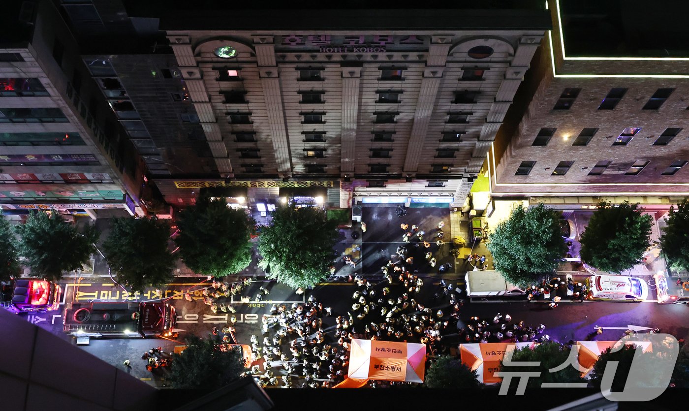 22일 오후 7시39분 경기도 부천시 원미구의 한 숙박업소에서 대형 화재가 발생해 출동한 소방대원들이 실종자 수색작업을 벌이고 있다. 이번 화재로 오후 11시 40분 기준 7명이 사망하고 12명이 중경상을 입었다. 2024.8.22/뉴스1 ⓒ News1 구윤성 기자