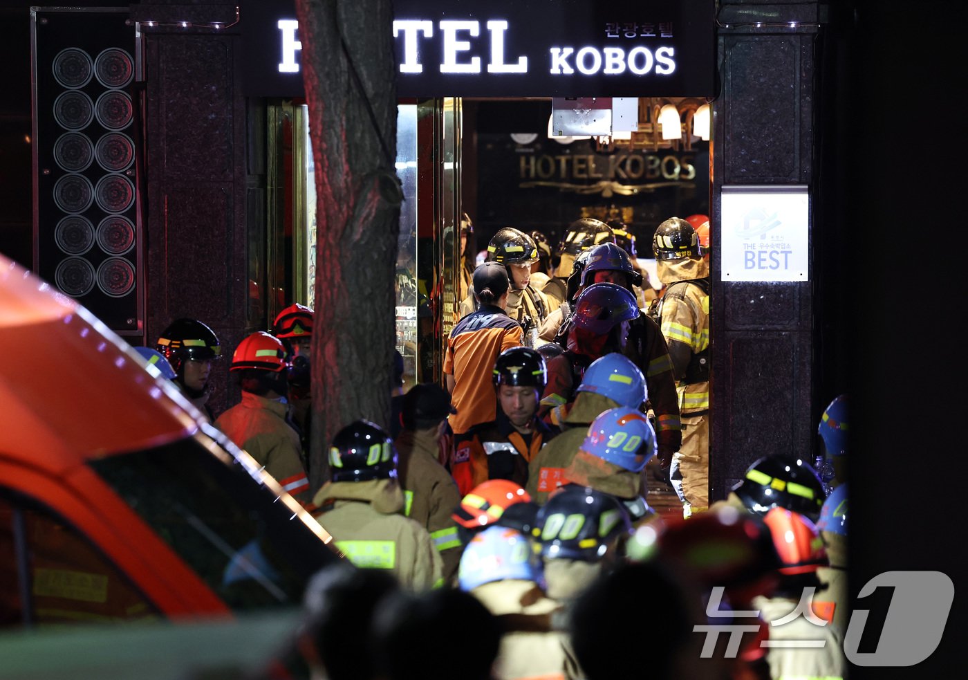 본문 이미지 - 22일 오후 7시39분 경기도 부천시 원미구의 한 숙박업소에서 대형 화재가 발생해 출동한 소방대원들이 실종자 수색작업을 벌이고 있다. 2024.8.22/뉴스1 ⓒ News1 구윤성 기자