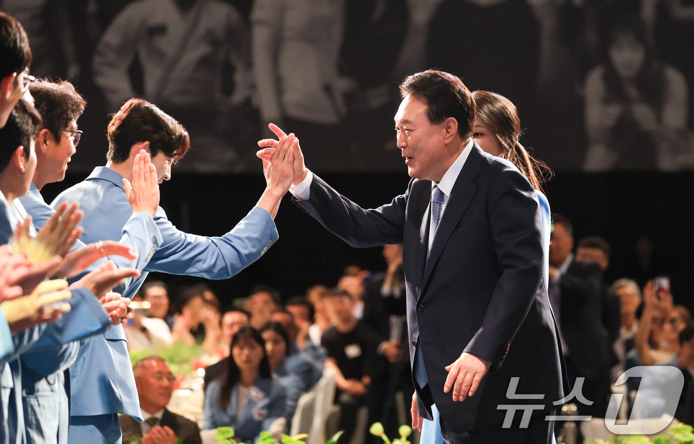 본문 이미지 - 윤석열 대통령이 22일 서울 중구 신라호텔에서 열린 &#39;2024 파리올림픽 선수단 격려 행사&#39;에서 파리 올림픽 선수들과 인사를 나누고 있다. &#40;대통령실 제공&#41; 2024.8.22/뉴스1 ⓒ News1 송원영 기자