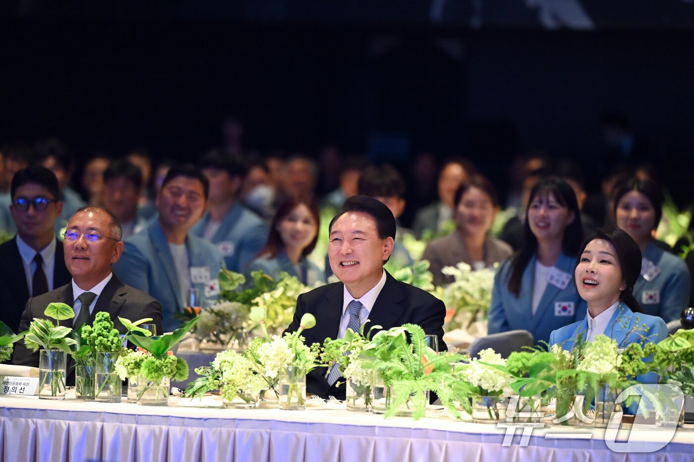 본문 이미지 - 윤석열 대통령과 김건희 여사가 22일 서울 중구 신라호텔에서 열린 &#39;2024 파리올림픽 선수단 격려 행사&#39;에서 선수들의 소감을 듣고 있다. &#40;대통령실 제공&#41; 2024.8.22/뉴스1 ⓒ News1 송원영 기자
