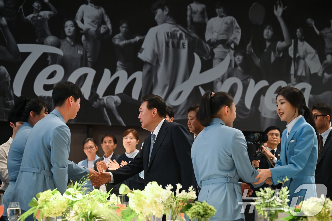 본문 이미지 - 윤석열 대통령과 김건희 여사가 22일 서울 중구 신라호텔에서 열린 &#39;2024 파리올림픽 선수단 격려 행사&#39;에 참석해 역도 박혜정, 복싱 한순철 코치, 스포츠클라이밍 서채현 선수와 인사하고 있다. &#40;대통령실 제공&#41; 2024.8.22/뉴스1 ⓒ News1 송원영 기자