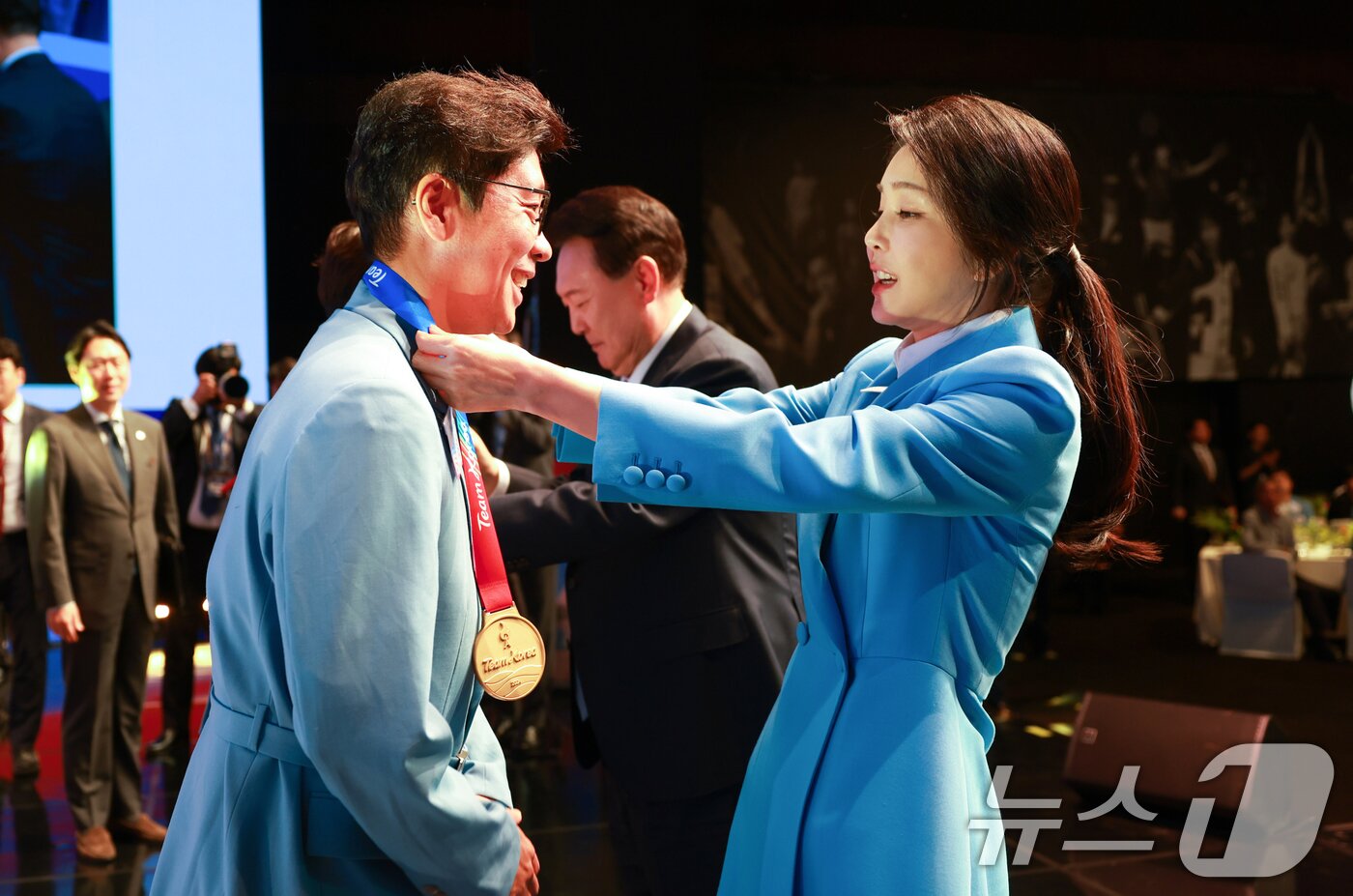 본문 이미지 - 윤석열 대통령과 김건희 여사가 22일 서울 중구 신라호텔에서 열린 &#39;2024 파리올림픽 선수단 격려 행사&#39;에서 스포츠클라이밍 스피드 종목에 출전한 신은철 선수, 근대5종 동메달을 획득한 성승민 선수를 지도한 김성진 코치&#40;왼쪽&#41;에게 메달을 수여하고 있다. &#40;대통령실 제공&#41; 2024.8.22/뉴스1 ⓒ News1 송원영 기자