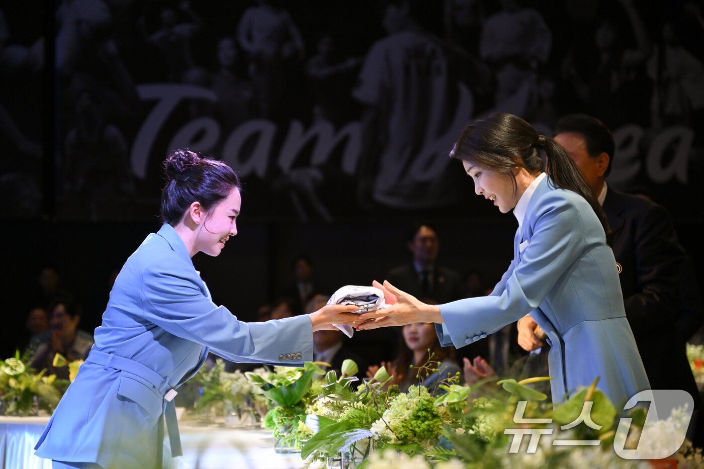 본문 이미지 - 김건희 여사가 22일 서울 중구 신라호텔에서 열린 &#39;2024 파리올림픽 선수단 격려 행사&#39;에서 탁구 전지희 선수로 부터 파리올림픽 선수들이 사인한 티셔츠를 선물받고 있다. &#40;대통령실 제공&#41;2024.8.22/뉴스1 ⓒ News1 송원영 기자