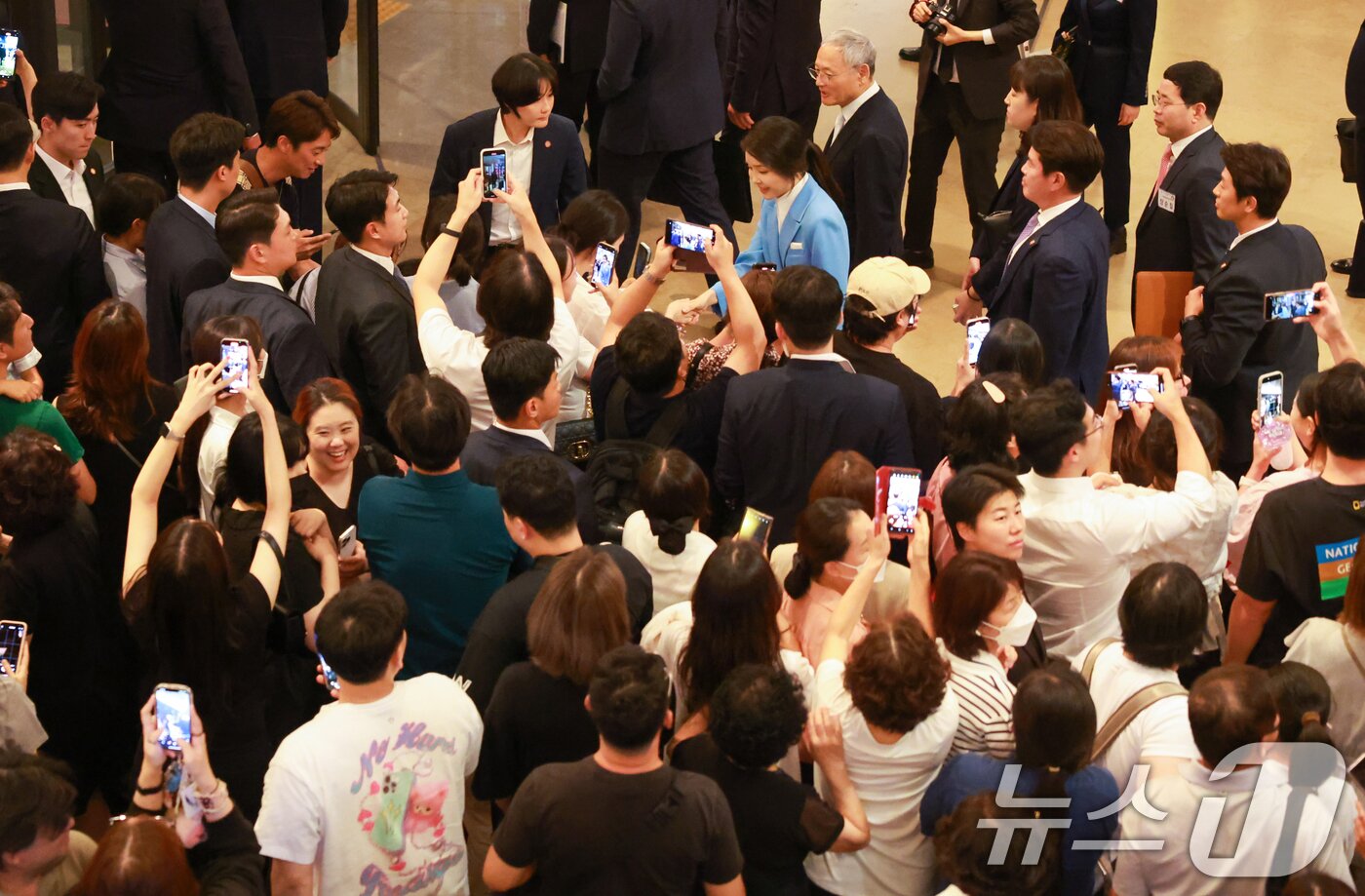 김건희 여사가 22일 서울 중구 신라호텔에서 열린 &#39;2024 파리올림픽 선수단 격려 행사&#39;를 마치고 시민들과 인사를 나누고 있다. &#40;대통령실 제공&#41; 2024.8.22/뉴스1 ⓒ News1 송원영 기자