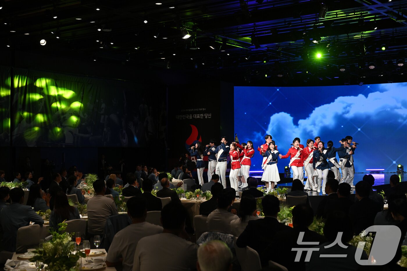 본문 이미지 - 22일 서울 중구 신라호텔에서 열린 &#39;2024 파리올림픽 선수단 격려 행사&#39;에서 하모나이즈가 축하 공연을 하고있다. &#40;대통령실 제공&#41; 2024.8.22/뉴스1 ⓒ News1 송원영 기자