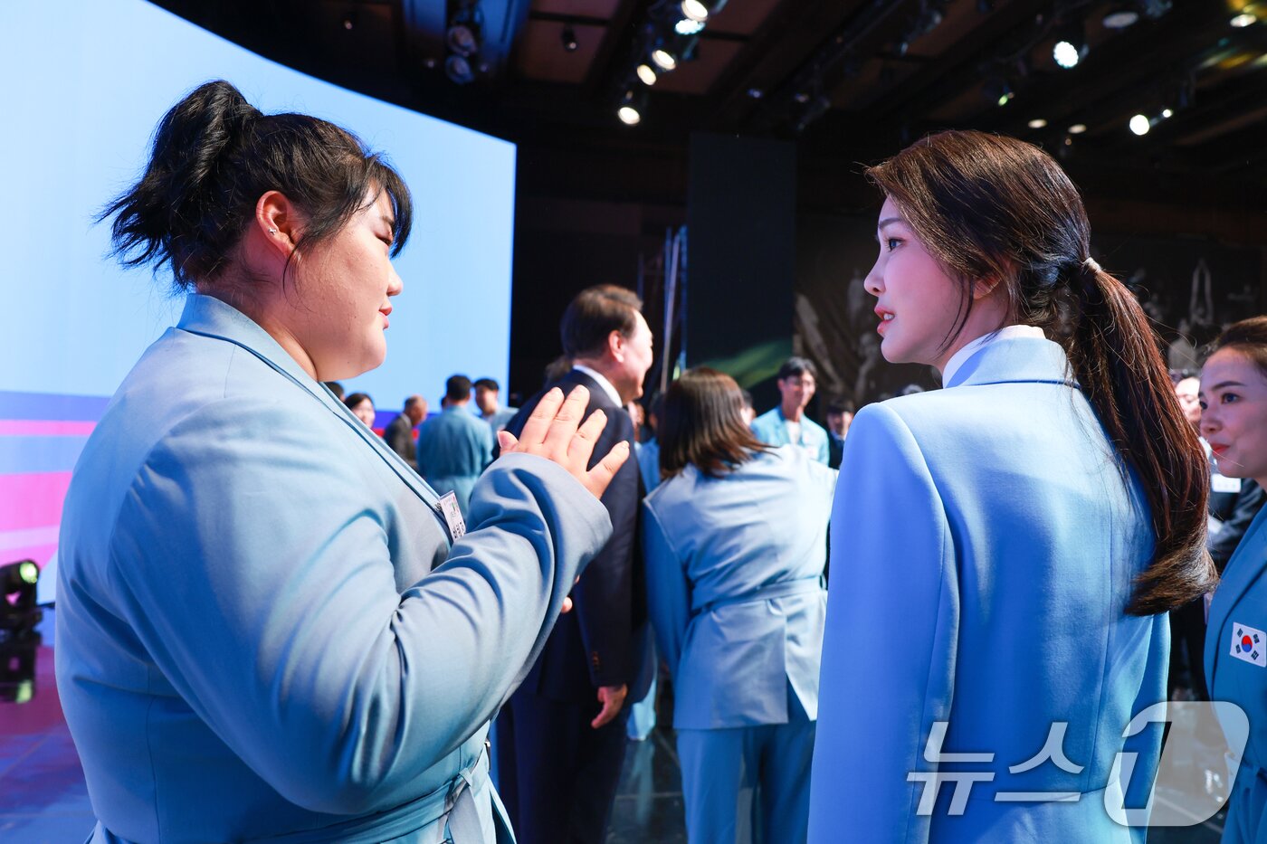 본문 이미지 - 김건희 여사가 22일 서울 중구 신라호텔에서 열린 &#39;2024 파리올림픽 선수단 격려 행사&#39;에서 역도 박혜정 선수와 이야기를 나누고 있다. &#40;대통령실 제공&#41; 2024.8.23/뉴스1 ⓒ News1 송원영 기자