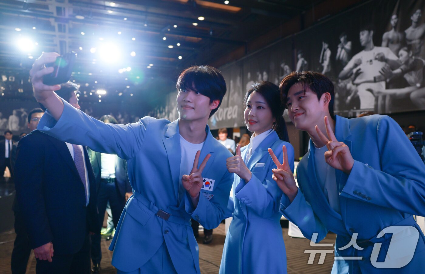 본문 이미지 - 김건희 여사가 22일 서울 중구 신라호텔에서 열린 &#39;2024 파리올림픽 선수단 격려 행사&#39;에 참석해 수영 황선우&#40;왼쪽&#41;, 김우민 선수와 기념촬영을 하고 있다. &#40;대통령실 제공&#41; 2024.8.23/뉴스1 ⓒ News1 송원영 기자