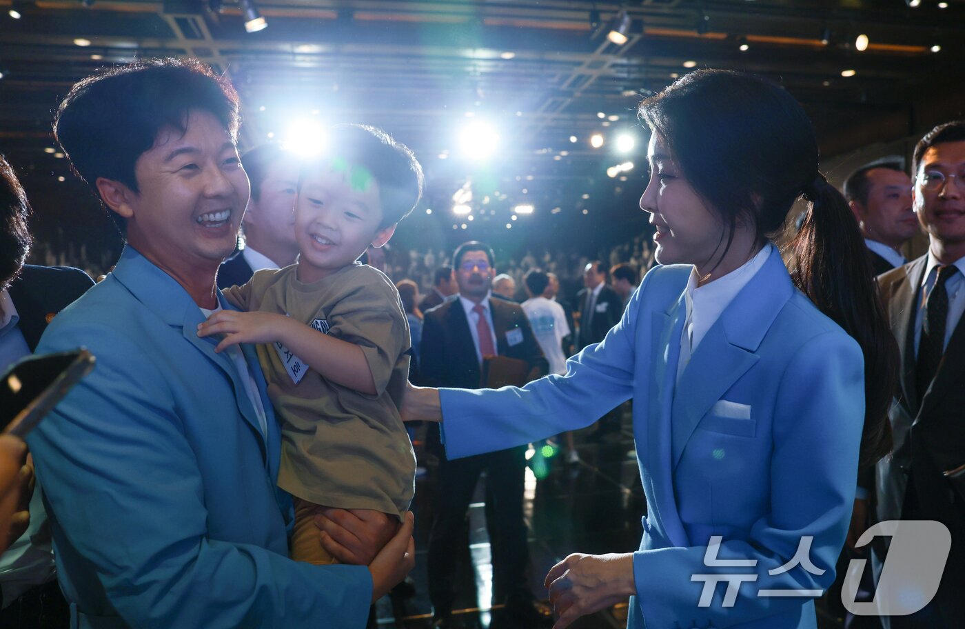 본문 이미지 - 김건희 여사가 22일 서울 중구 신라호텔에서 열린 &#39;2024 파리올림픽 선수단 격려 행사&#39;에 참석해 올림픽 선수단 가족과 인사를 나누고 있다. &#40;대통령실 제공&#41; 2024.8.23/뉴스1 ⓒ News1 송원영 기자