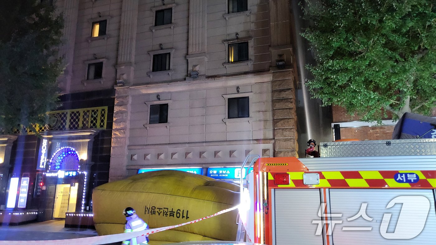 본문 이미지 - 22일 오후 7시39분 경기도 부천시 원미구의 한 숙박업소에서 대형 화재가 발생해 소방당국이 탈출용 에어매트를 설치하고 진화작업을 벌이고 있다.(독자제공) 2024.8.23/뉴스1