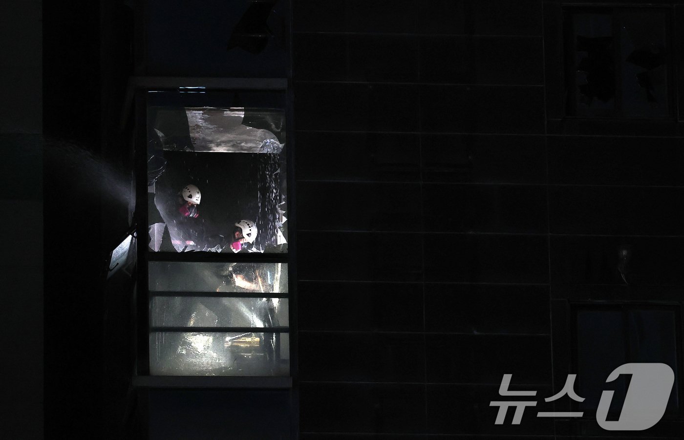 본문 이미지 - 22일 오후 7시39분 경기도 부천시 원미구의 한 숙박업소에서 대형 화재가 발생해 출동한 소방대원들이 수색작업을 벌이고 있다.2024.8.23/뉴스1 ⓒ News1 구윤성 기자