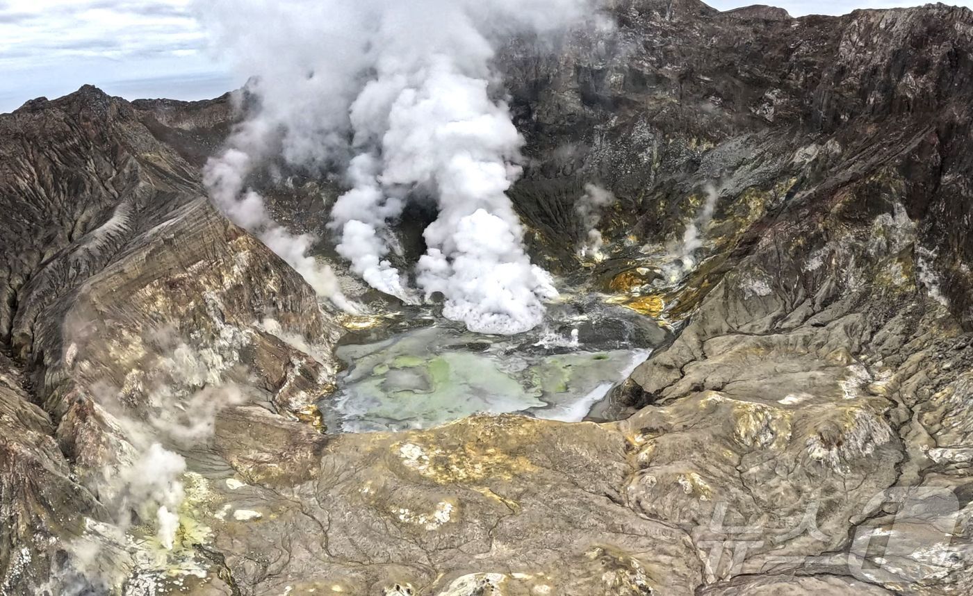 (화카타네 AFP=뉴스1) 우동명 기자 = 22일 (현지시간) 뉴질랜드 북섬 화카타네에 있는 화이트섬 화산이 폭발해 화산재가 뿜어내고 있다. 2024.08.23ⓒ AFP=뉴스1