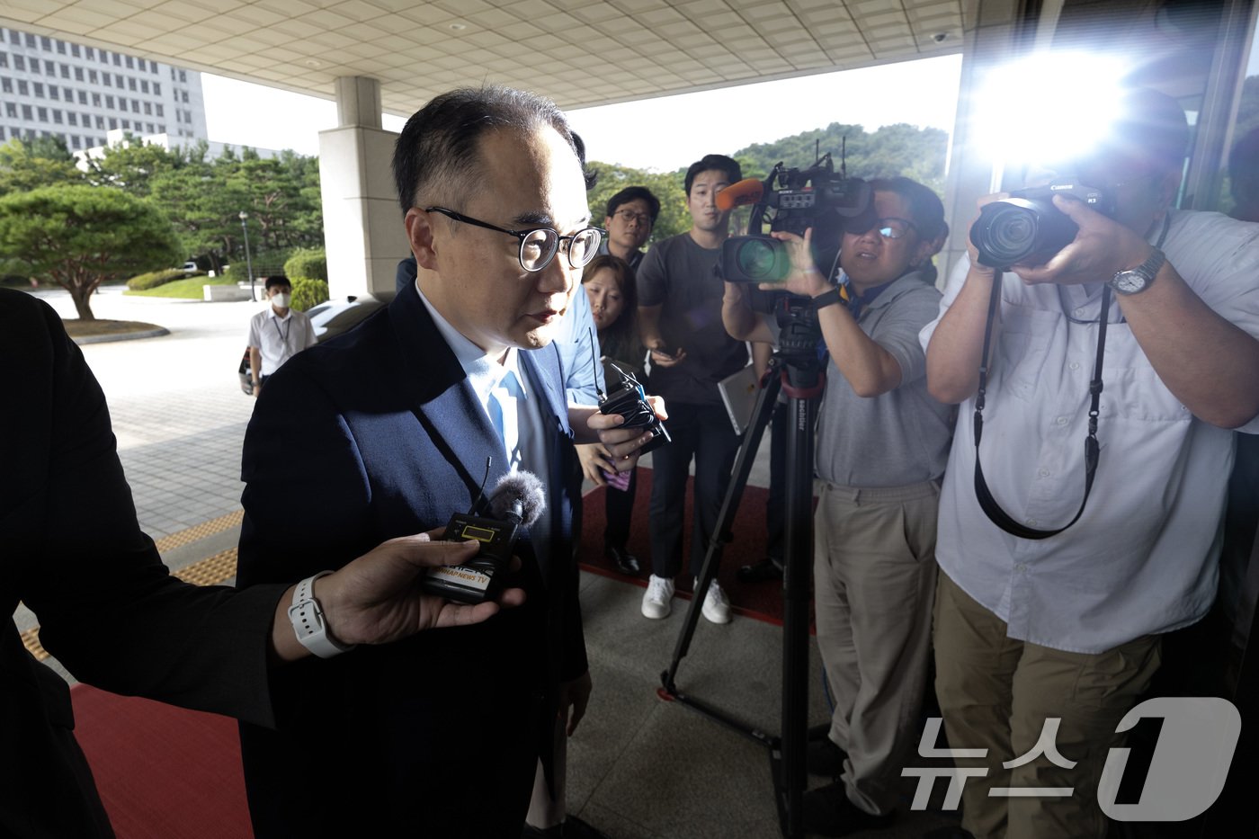 본문 이미지 - 이원석 검찰총장이 23일 오전 서울 서초구 대검찰청으로 출근하고 있다.2024.8.23/뉴스1 ⓒ News1 신웅수 기자