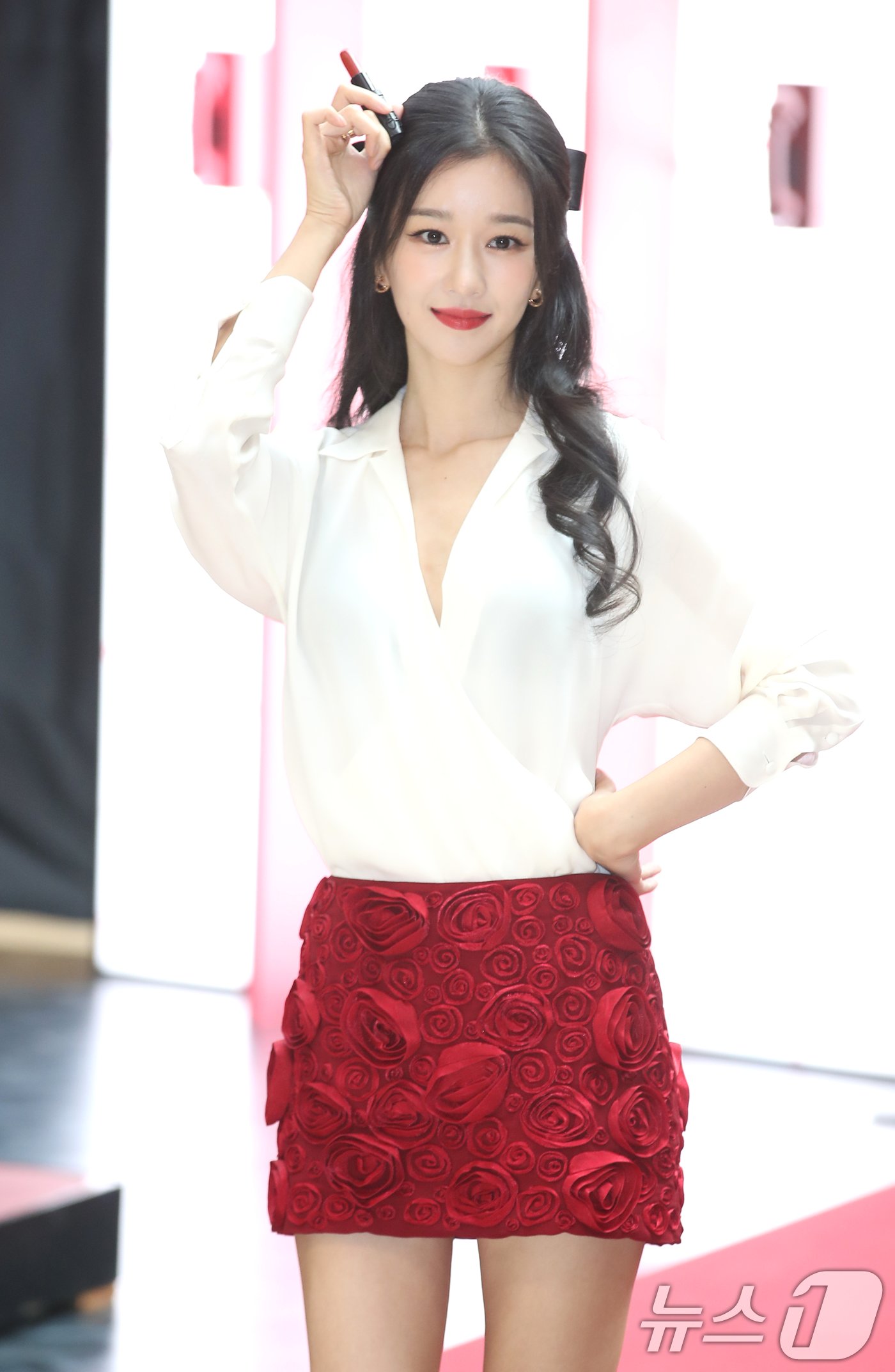 본문 이미지 - 배우 서예지가 23일 오전 서울 중구 소공동 롯데백화점에서 열린 메이크업 아티스트 브랜드의 30주년 기념 신제품 출시 포토행사에 참석해 포즈를 취하고 있다. ⓒ News1 권현진 기자