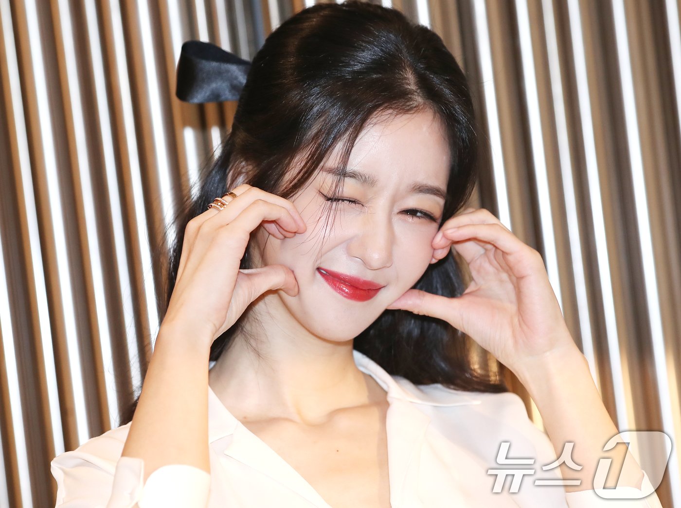 본문 이미지 - 배우 서예지가 23일 오전 서울 중구 소공동 롯데백화점에서 열린 메이크업 아티스트 브랜드의 30주년 기념 신제품 출시 포토행사에 참석해 윙크를 하고 있다. ⓒ News1 권현진 기자