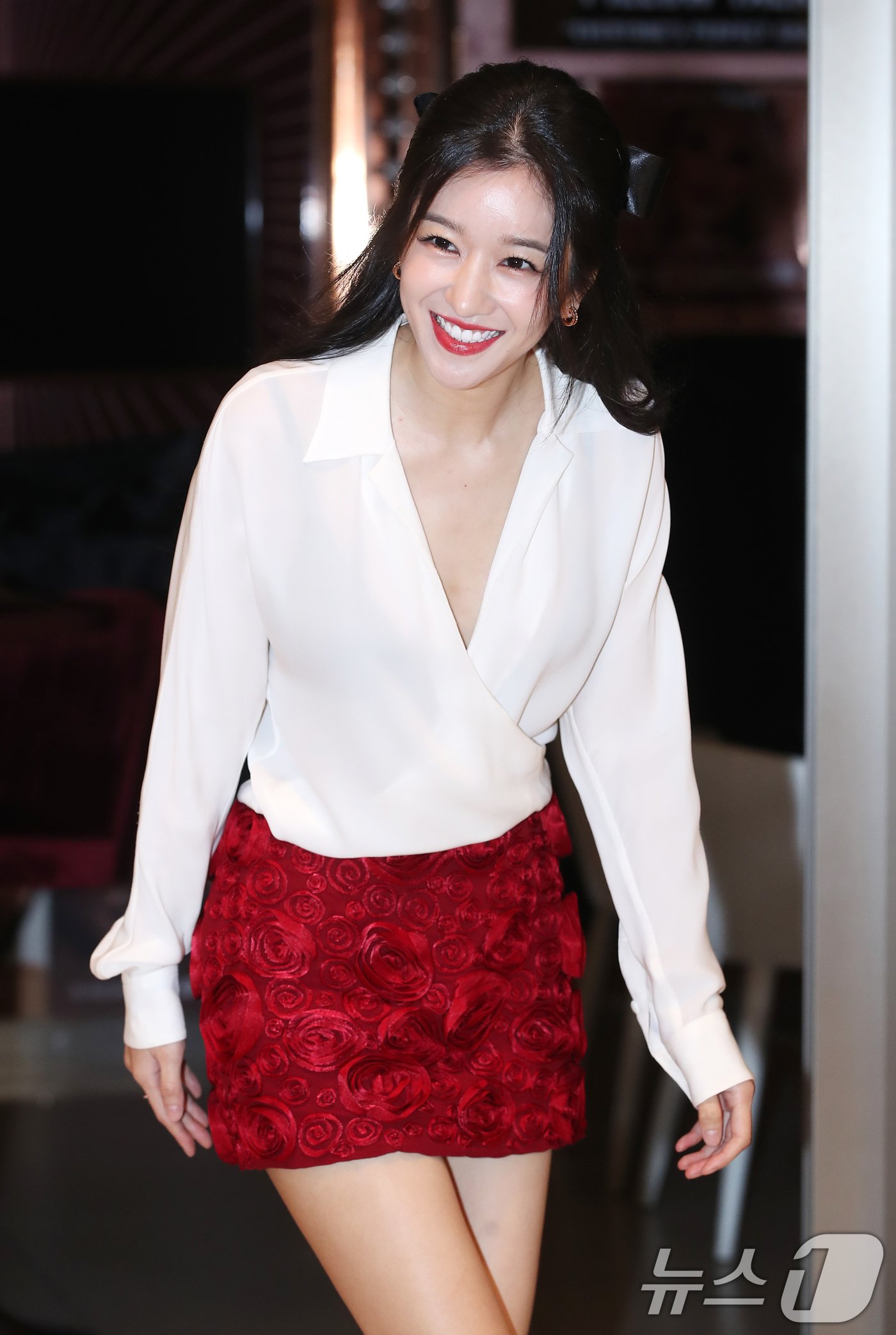 본문 이미지 - 배우 서예지가 23일 오전 서울 중구 소공동 롯데백화점에서 열린 메이크업 아티스트 브랜드의 30주년 기념 신제품 출시 포토행사에 참석해 인사를 하고 있다. ⓒ News1 권현진 기자