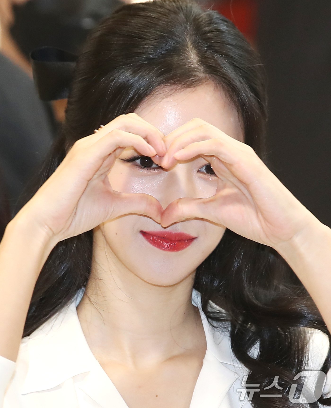 본문 이미지 - 배우 서예지가 23일 오전 서울 중구 소공동 롯데백화점에서 열린 메이크업 아티스트 브랜드의 30주년 기념 신제품 출시 포토행사에 참석해 포즈를 취하고 있다.  ⓒ News1 권현진 기자