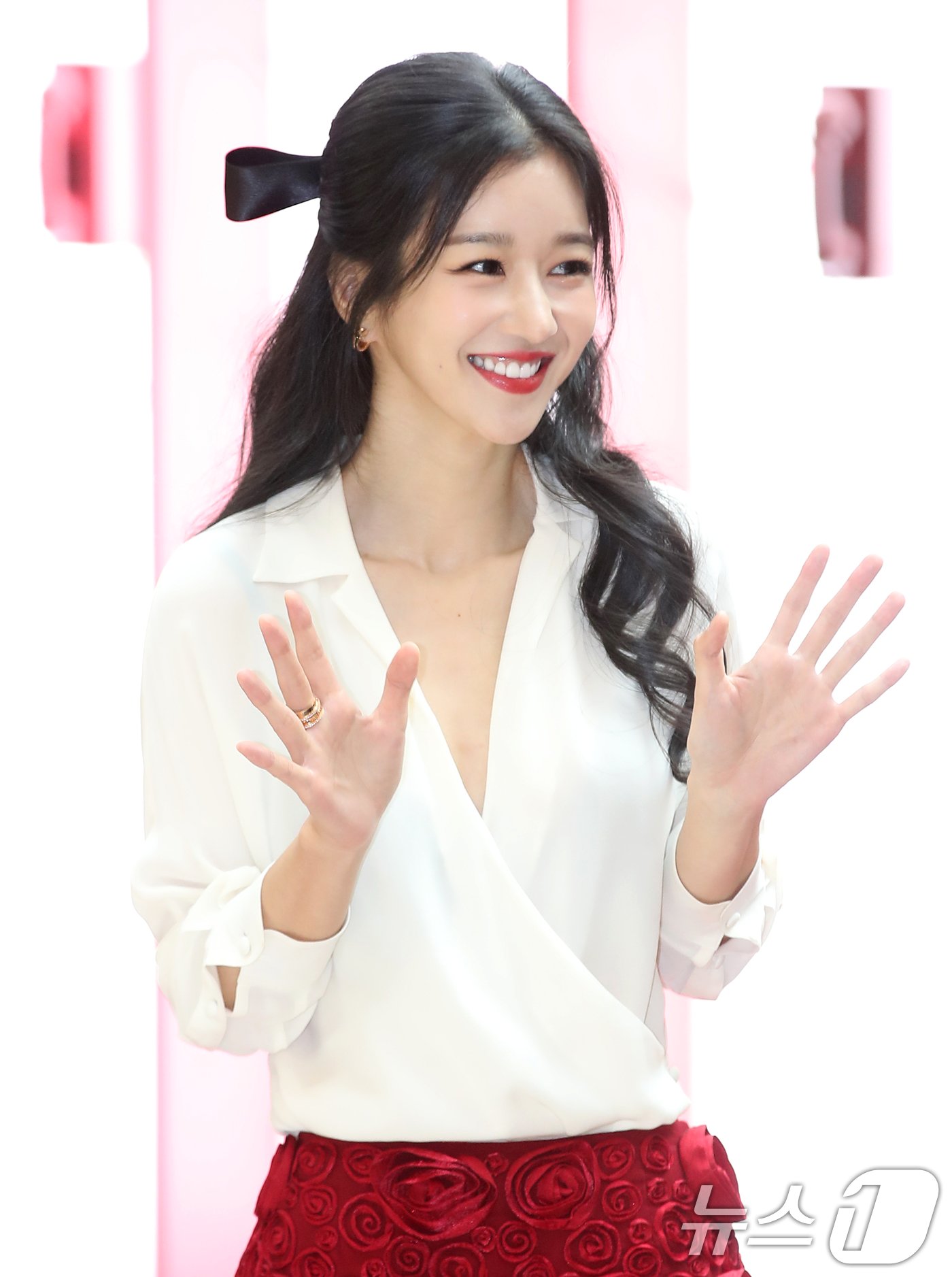 본문 이미지 - 배우 서예지가 23일 오전 서울 중구 소공동 롯데백화점에서 열린 메이크업 아티스트 브랜드의 30주년 기념 신제품 출시 포토행사에 참석해 손을 흔들고 있다. ⓒ News1 권현진 기자