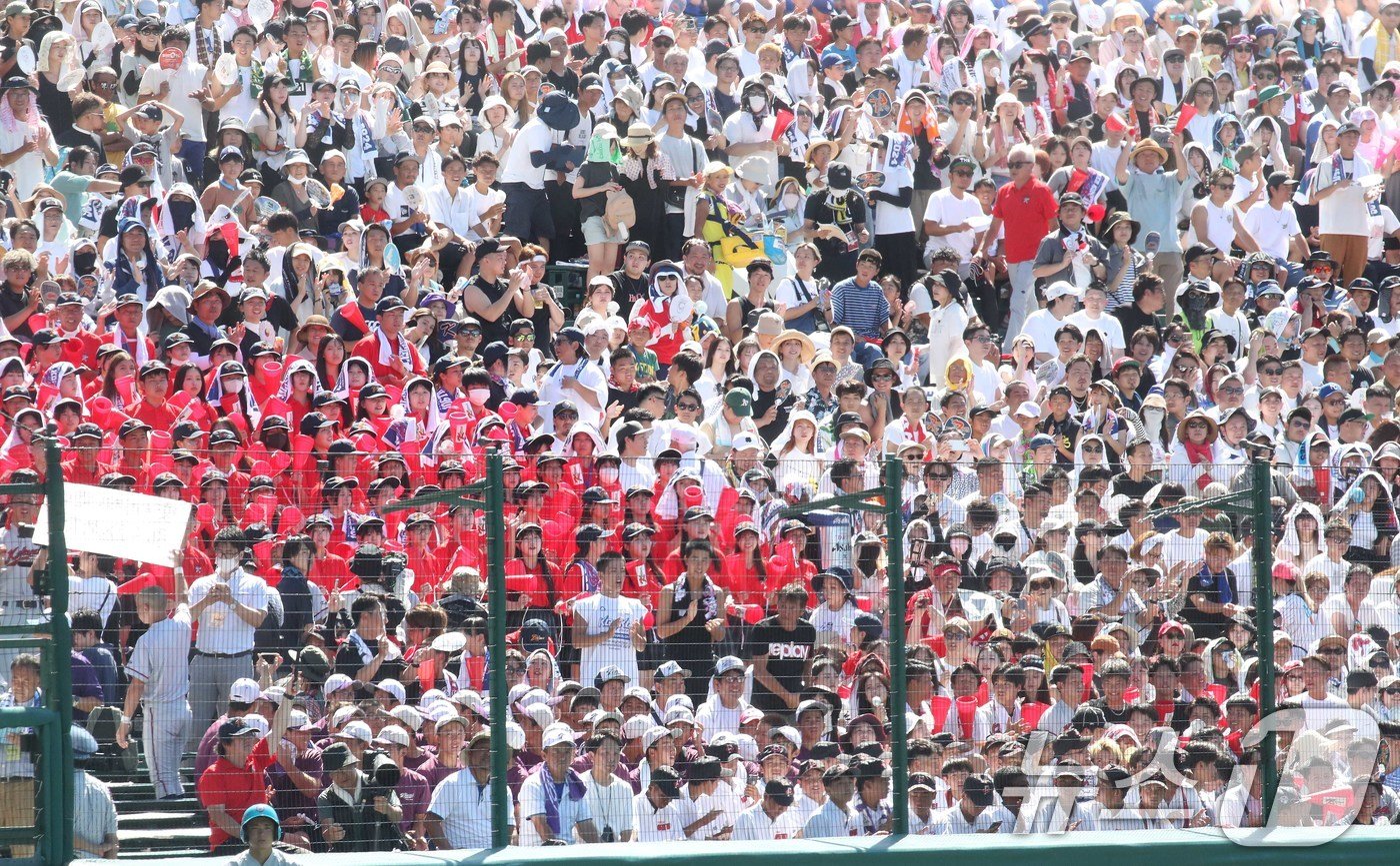 본문 이미지 - 일본 내 한국계 민족학교인 교토국제고교 응원단이 23일 일본 효고현 니시노미야 한신 고시엔구장에서 열린 전국고교야구선수권대회(여름 고시엔) 교토국제고교와 간토다이이치고교 결승전에서 응원하고 있다. 2024.8.23/뉴스1 ⓒ News1 임세영 기자