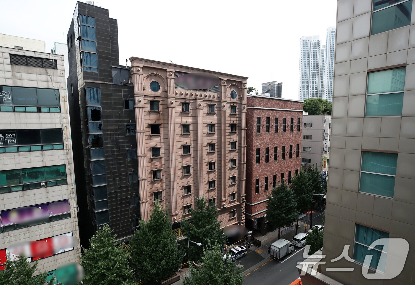 본문 이미지 - 23일 오전 19명의 사상자를 낸 경기 부천시 중동의 한 호텔이 불에 타 검게 그을려 있다. 2024.8.23/뉴스1 ⓒ News1 오대일 기자