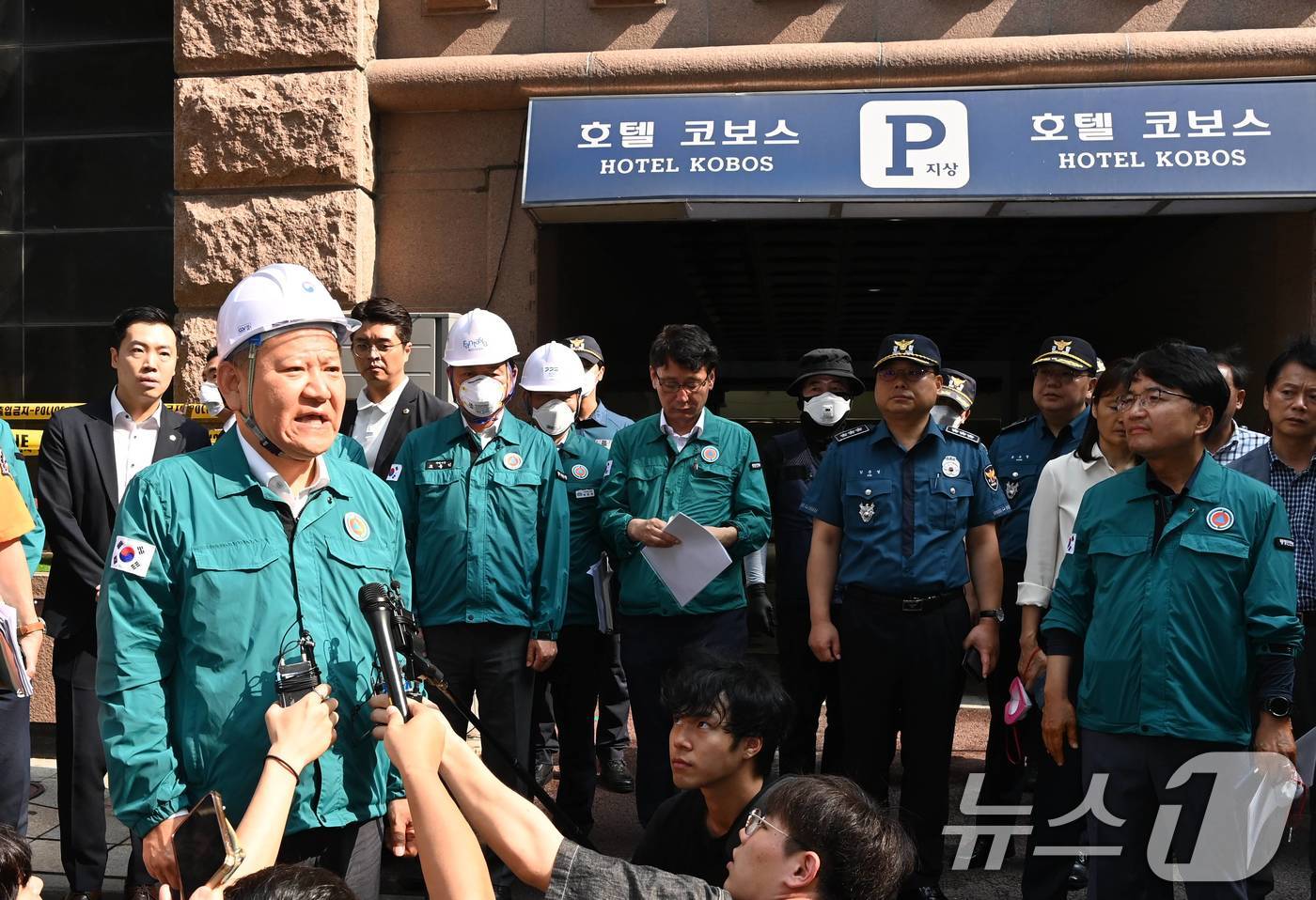 (서울=뉴스1) = 이상민 행정안전부 장관이 23일 경기도 부천시 원미구 소재 모텔 화재 현장을 방문, 화재상황 브리핑을 받은 후 발언하고 있다. (행정안전부 제공) 2024.8. …