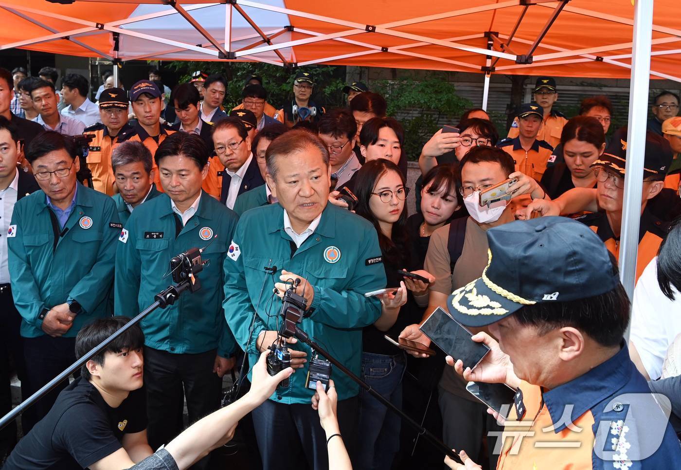 이상민 행정안전부 장관이 23일 경기도 부천시 원미구 소재 모텔 화재 현장을 방문, 부천소방서장으로부터 화재 사고 발생 및 수습 상황을 보고 받고 있다. &#40;행정안전부 제공&#41; 2024.8.23/뉴스1