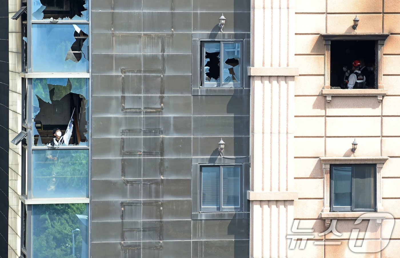 본문 이미지 - 23일 오전 19명의 사상자를 낸 경기 부천시 중동의 한 호텔 화재현장에서 경찰과 소방, 국립과학수사연구원 관계자들이 합동 감식을 하고 있다. 2024.8.23/뉴스1 ⓒ News1 오대일 기자