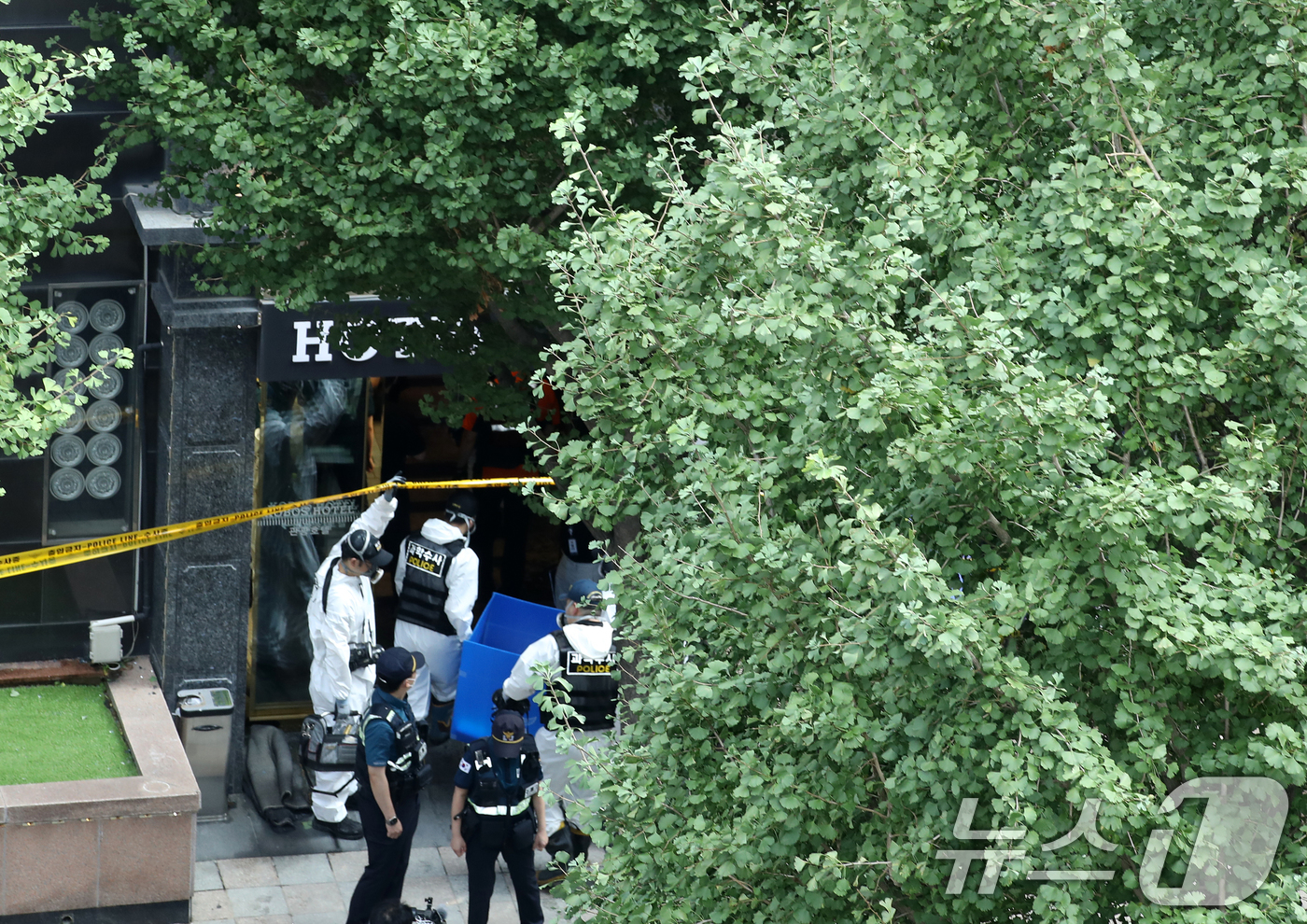 (부천=뉴스1) 오대일 기자 = 23일 오전 19명의 사상자를 낸 경기 부천시 중동의 한 호텔 화재현장에서 경찰과 소방, 국립과학수사연구원 관계자들이 합동 감식을 하기 위해 진입하 …