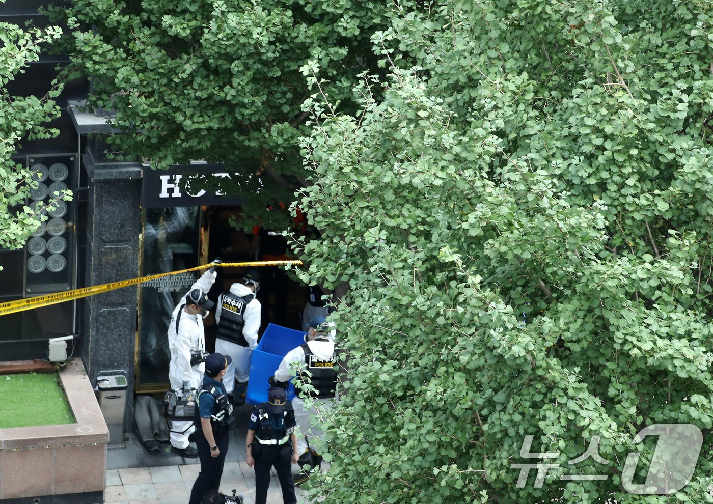 본문 이미지 - 23일 오전 19명의 사상자를 낸 경기 부천시 중동의 한 호텔 화재현장에서 경찰과 소방, 국립과학수사연구원 관계자들이 합동 감식을 하기 위해 진입하고 있다.2024.8.23/뉴스1 ⓒ News1 오대일 기자