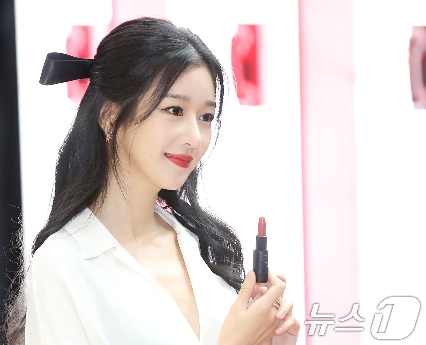 본문 이미지 - 배우 서예지가 23일 오전 서울 중구 소공동 롯데백화점에서 열린 메이크업 아티스트 브랜드의 30주년 기념 신제품 출시 포토행사에 참석해 포즈를 취하고 있다. ⓒ News1 권현진 기자