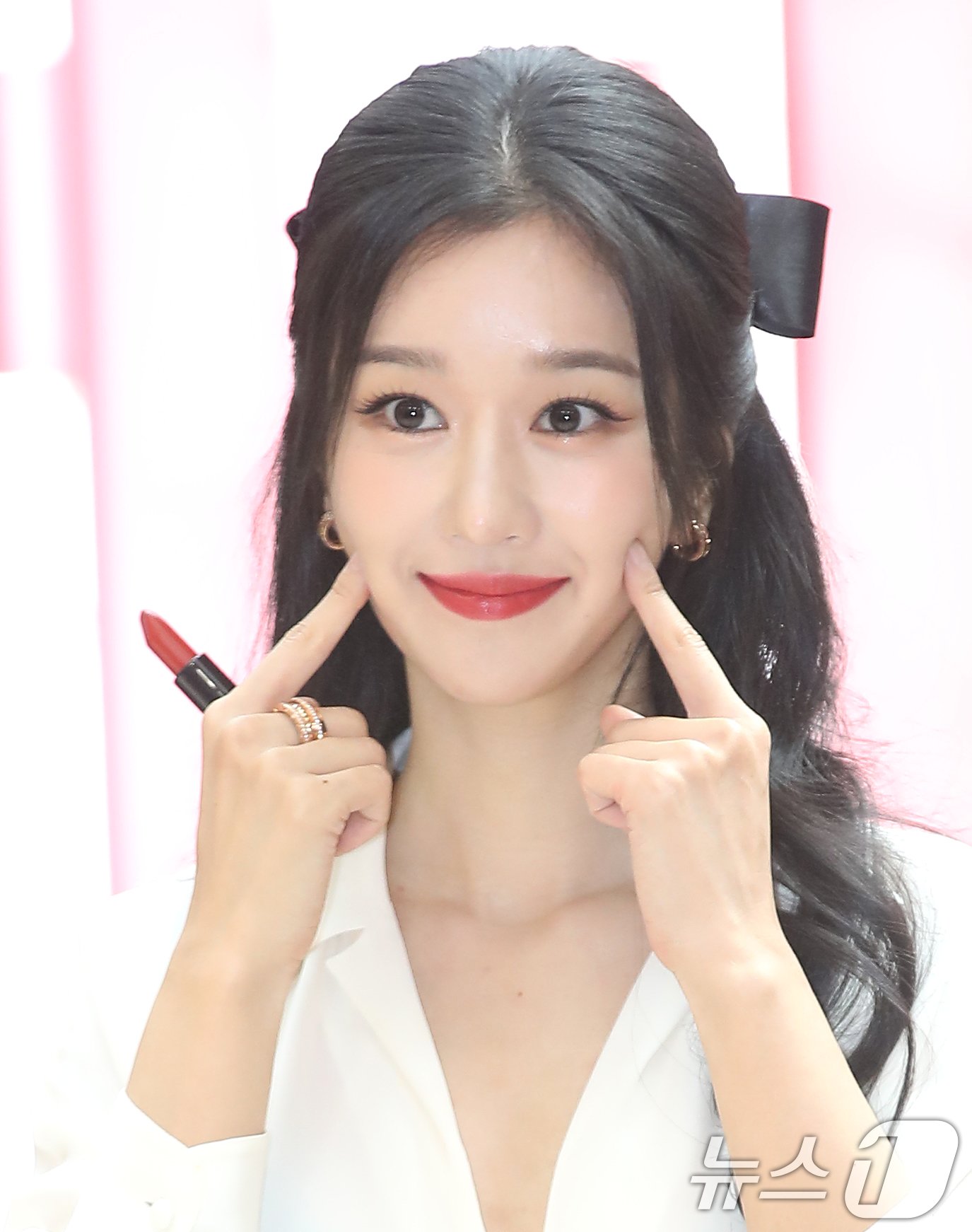 본문 이미지 - 배우 서예지가 23일 오전 서울 중구 소공동 롯데백화점에서 열린 메이크업 아티스트 브랜드의 30주년 기념 신제품 출시 포토행사에 참석해 볼 콕 포즈를 취하고 있다. ⓒ News1 권현진 기자