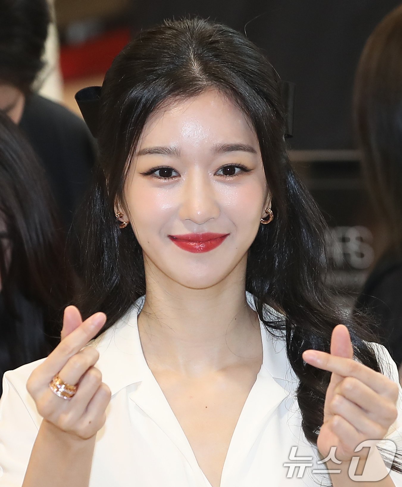 본문 이미지 - 배우 서예지가 23일 오전 서울 중구 소공동 롯데백화점에서 열린 메이크업 아티스트 브랜드의 30주년 기념 신제품 출시 포토행사에 참석해 하트를 그리고 있다. ⓒ News1 권현진 기자