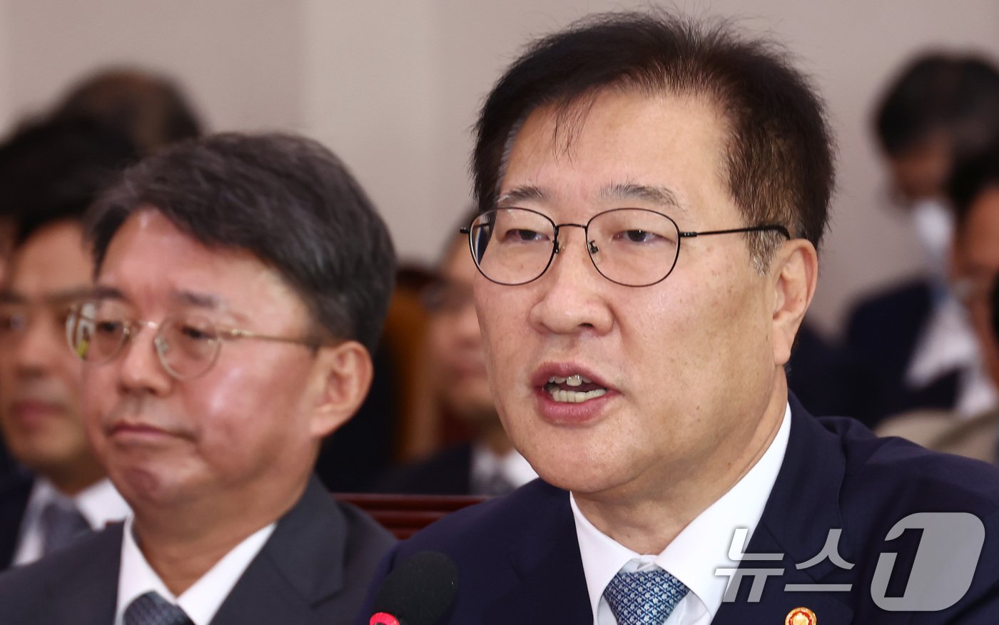 본문 이미지 - 박성재 법무부 장관이 23일 오전 서울 여의도 국회에서 열린 법제사법위원회 전체회의에서 의원 질의에 답변하고 있다. 2024.8.23/뉴스1 ⓒ News1 김민지 기자