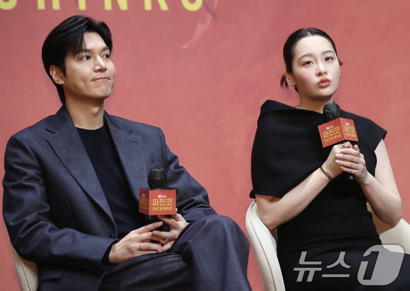 본문 이미지 - 배우 이민호와 김민하(오른쪽)이 23일 서울 강남구 그랜드 인터컨티넨탈 서울 파르나스에서 열린 Apple TV+ '파친코' 시즌 2 프레스 컨퍼런스에서 취재진 질문에 답하고 있다. ‘파친코’는 금지된 사랑에서 시작되는 이야기로 한국과 일본, 미국을 오가며 전쟁과 평화, 사랑과 이별, 승리와 심판에 대한 잊을 수 없는 연대기를 그리는 작품이다. 2024.8.23/뉴스1 ⓒ News1 권현진 기자