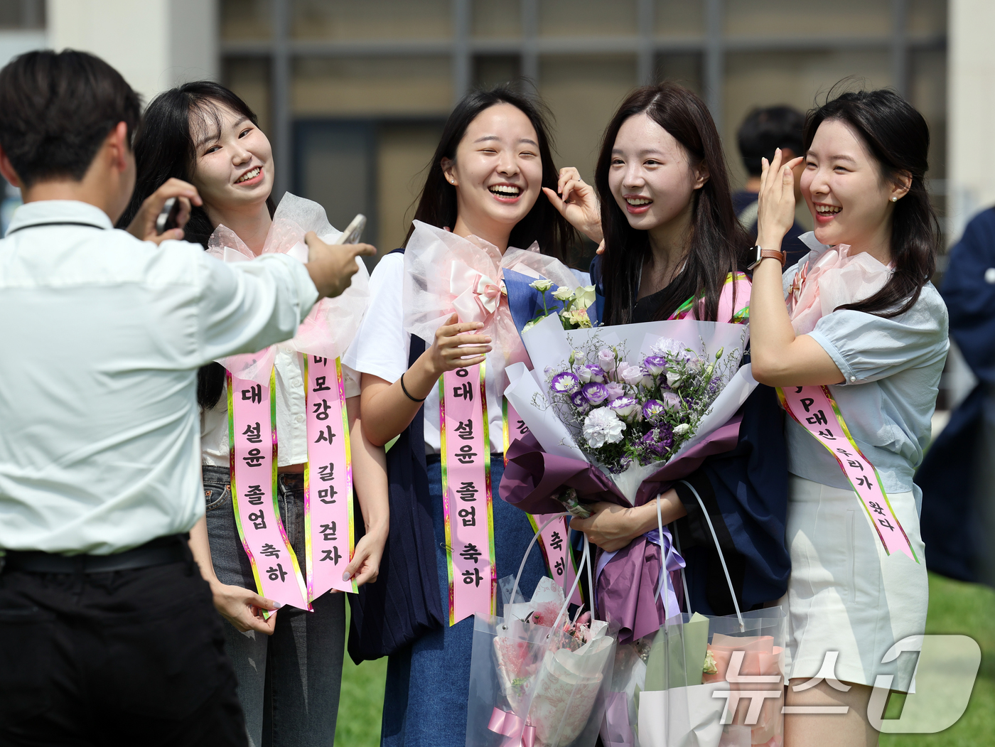(서울=뉴스1) 황기선 기자 = 23일 오전 서울 종로구 성균관대학교에서 열린 '2024학년도 후기 학위수여식'에서 화환용 리본 목에 맨 학생들이 친구의 졸업을 축하하고 있다. 2 …